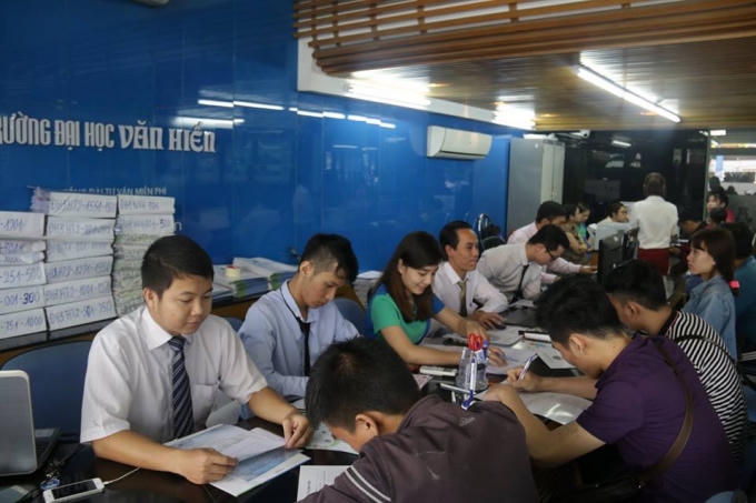Thí sinh đến nộp hồ sơ xét truyển vào trường ĐH  Văn hiến.