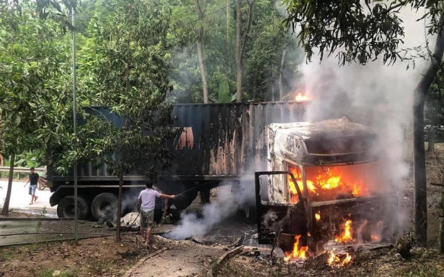Yên Bái: Xe đầu kéo đâm xuống rãnh rồi bốc cháy dữ dội