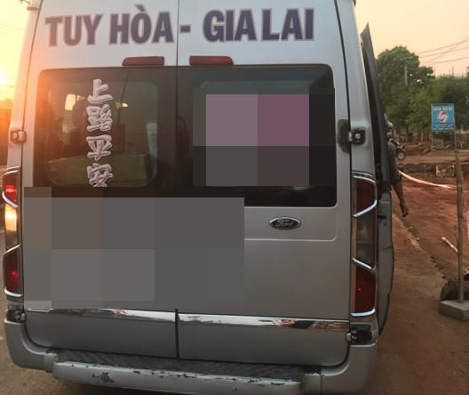Chiếc xe chở quá số người quy định nhưng không hề bị lực lượng chức năng xử lý