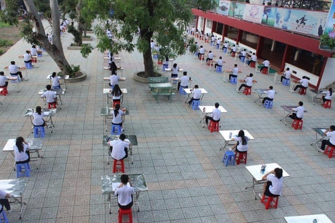 Mỗi thì sinh có một chiếc bàn và một chiếc ghế, ngồi ngay ngắn thành hàng lối.