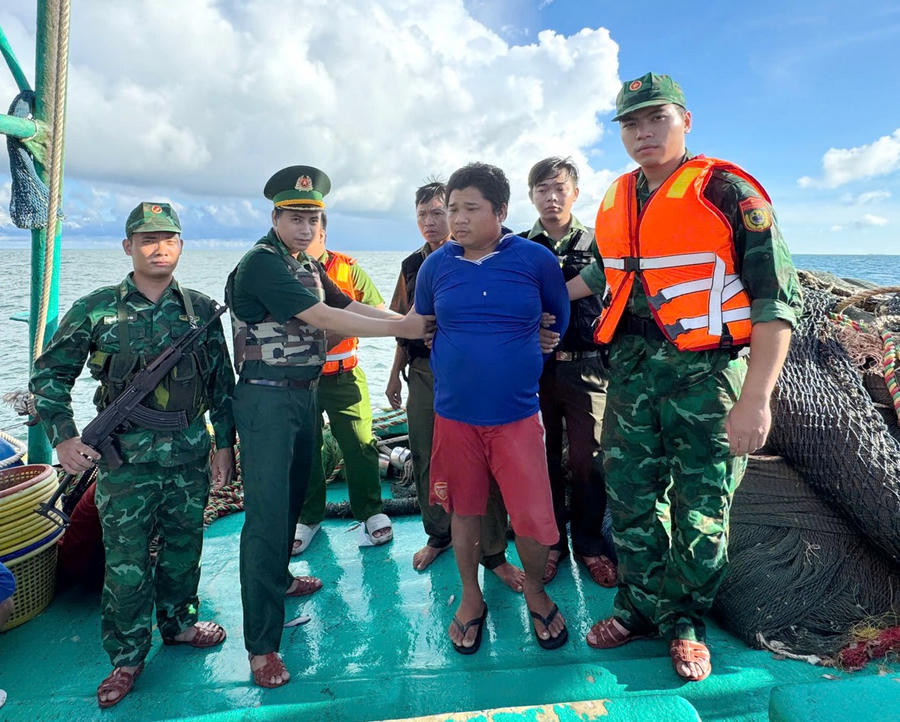 Đối tượng Trần Hoàng Vũ bị lực lượng Đồn Biên phòng Sông Đốc và lực lượng Công an bắt giữ khi đang ở trên tàu BT 93412 TS.