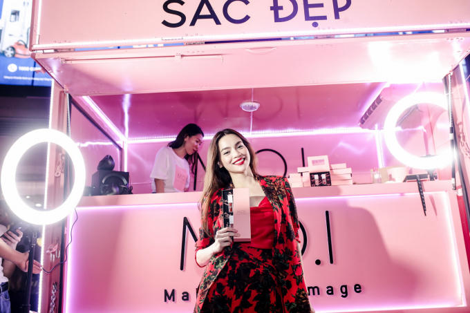 H&agrave; Hồ diện suit đỏ nổi bật, khoe ch&acirc;n d&agrave;i nuột n&agrave; khiến fan