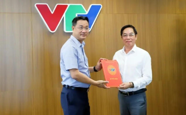 Tổng Giám đốc Đài truyền hình Việt Nam Lê Ngọc Quang trao quyết định cho nhà báo Nguyễn Trọng Ninh.
