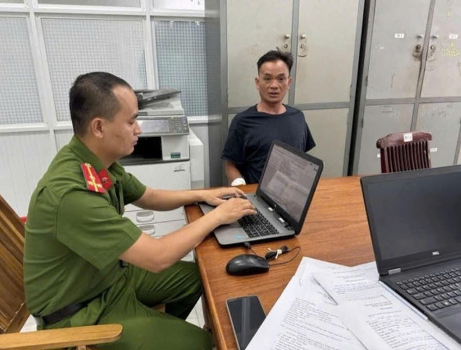 Công an đang làm việc với đối tượng Ngô Văn Đức. Ảnh: Công an Gia Lai