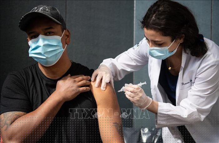 Nhân viên y tế tiêm vaccine COVID-19 cho người dân tại New York, Mỹ ngày 16/4/2021. Ảnh: AFP/TTXVN