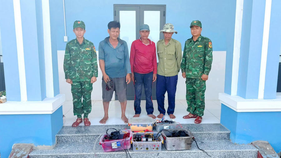 Qua công tác tuyên truyền, nhiều người dân tự giác giao nộp công cụ kích điện cho Đồn Biên phòng Cái Đôi Vàm (BĐBP Cà Mau).