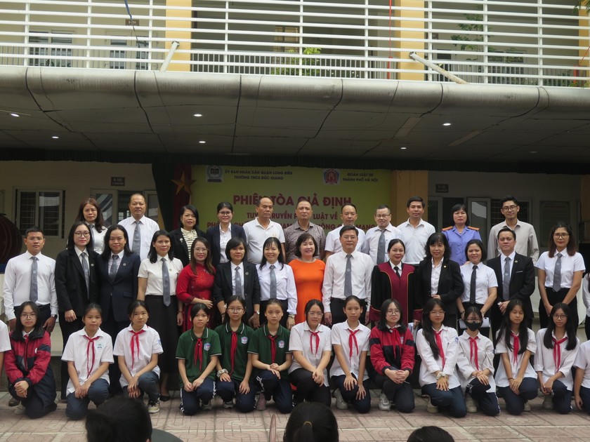 Thành viên Đoàn Luật sư TP Hà Nội chụp ảnh lưu niệm cùng các em học sinh.