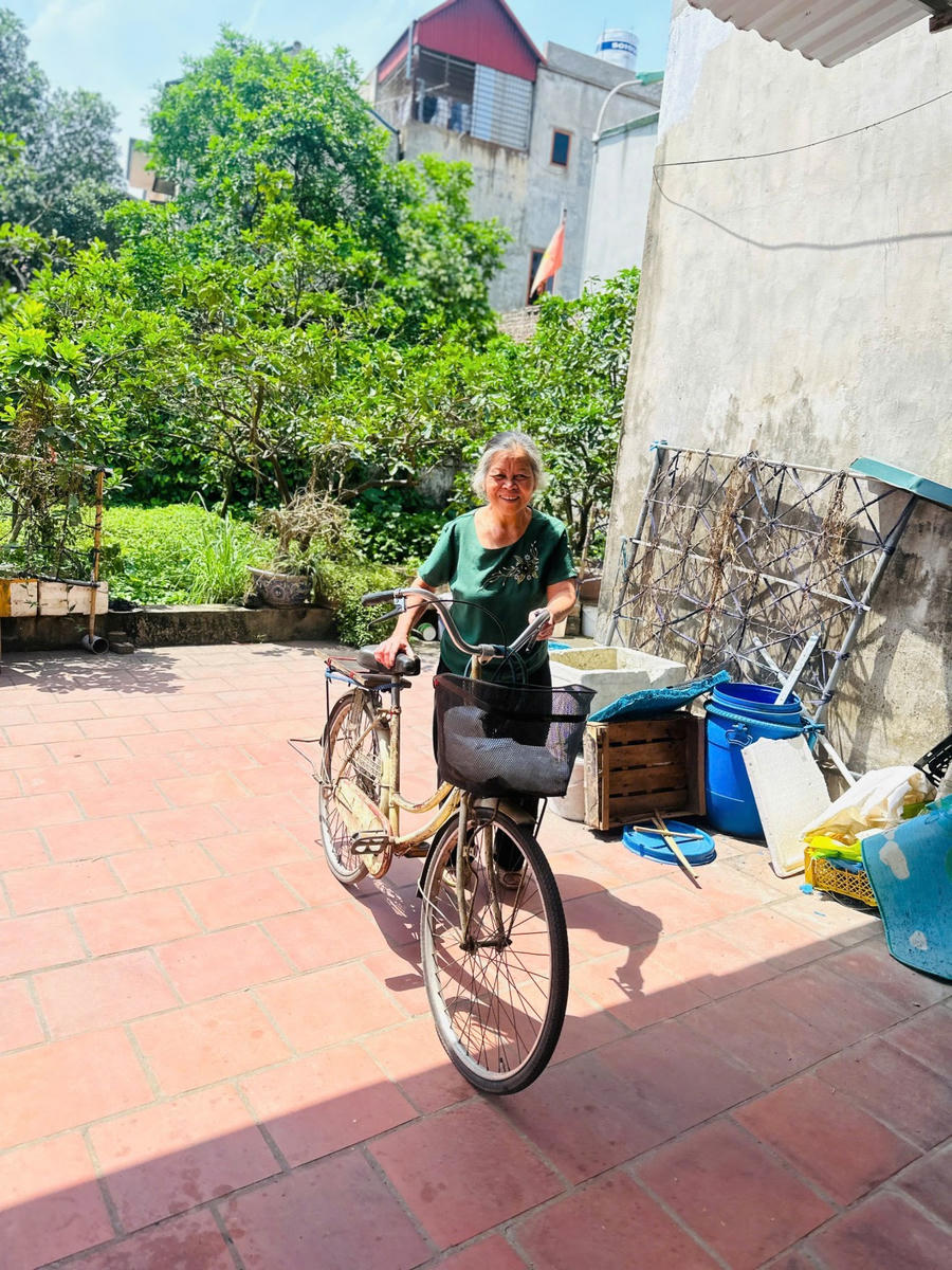 Hơn hai chục năm trước, cũng bằng chính chiếc xe đạp này, bà Bình lặn lội "gõ cửa" khắp nơi xin làm Giấy khai sinh cho cháu đi học.
