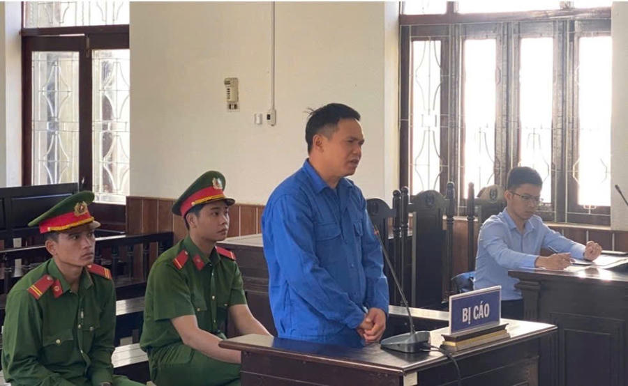 Bị cáo Hạnh bị đưa ra xét xử về tội tham ô tài sản. Ảnh: Mai Chiến