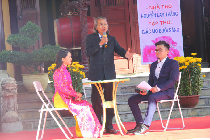 Nhà văn Bùi Tự Lực đứng ở giữa               Nhà thơ Nguyễn Lãm Thắng ngồi ở  giữa.