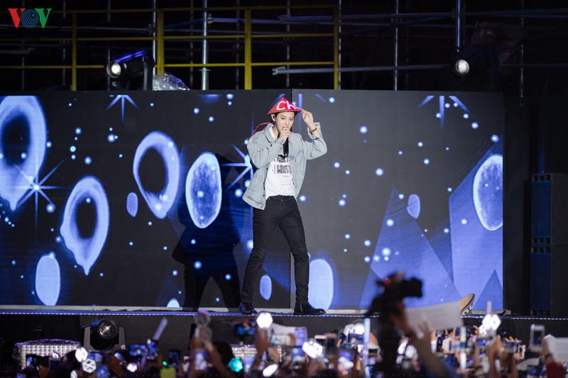 exo chanyeol doi non la, sehun chia se rat nho viet nam tai k-pop super concert hinh 13