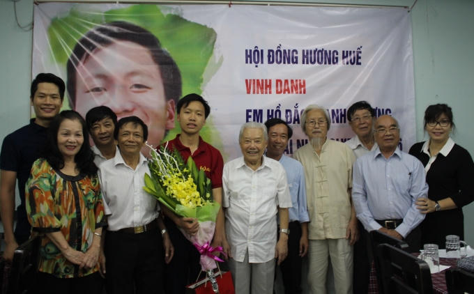 Hội đồng hương Huế tại Hà Nội chụp ảnh kỷ niệm cùng với "Chàng trai xứ Huế" xuất sắc giành Quán quân Đường lên đỉnh Olympia 2016.