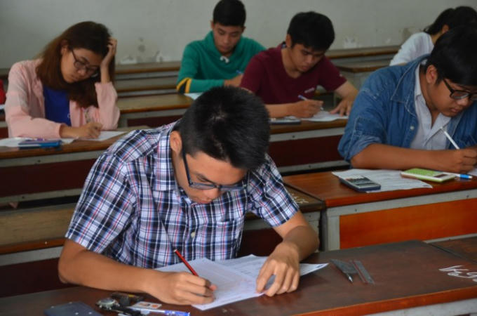 Thí sinh thi đánh giá năng lực của ĐHQG TP HCM tại Trường ĐH Khoa học Tự nhiên TP HCM. Ảnh: Tấn Thạnh