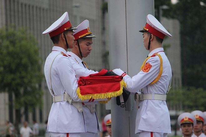 Trang trọng nghi thức treo cờ rủ tại Quảng trường Ba Đ&igrave;nh