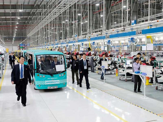 Đoàn đại biểu Triều Tiên tham quan nhà xưởng sản xuất VinFast. ảnh: ĐỖ HOÀNG