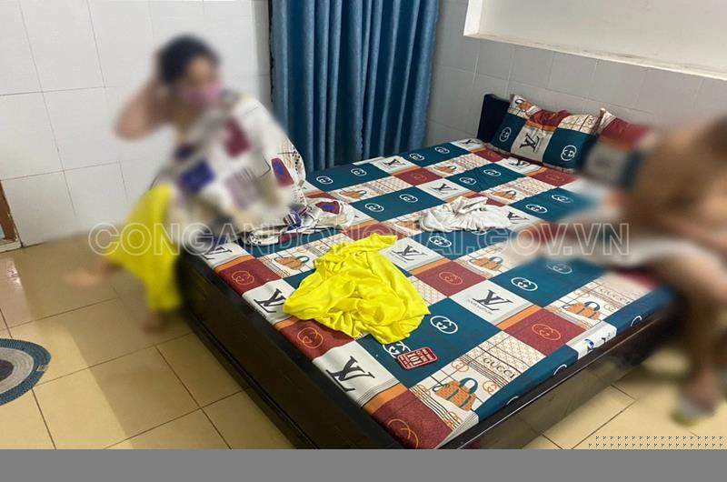 Công an bắt quả tang đôi nam nữ mua bán dâm trong nhà nghỉ tại khu phố 5 (phường Tân Hiệp, TP Biên Hòa, Đồng Nai) - Ảnh: Công an Đồng Nai