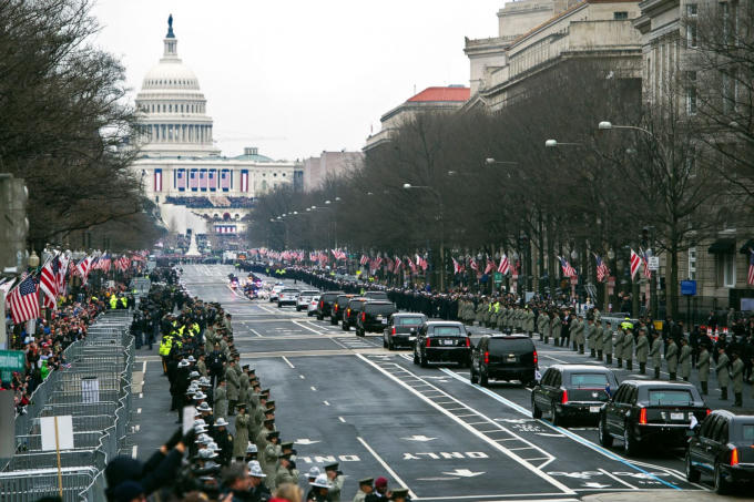 Đoàn xe hộ tống Tổng thống trên đại lộ Pennsylvania tiến đến Capitol, nơi ông Trump thực hiện lễ nhậm chức Tổng thống. (Ảnh: ABC News)