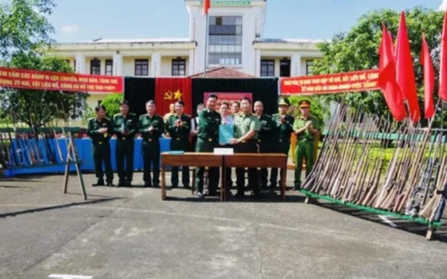 Người dân huyện biên giới Ia H'Drai giao nộp 73 súng tự chế và nhiều vật liệu nổ