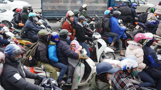 Nhiều xe máy lỉnh kỉnh đồ đạc, đèo bòng trẻ nhỏ trở lại thành phố