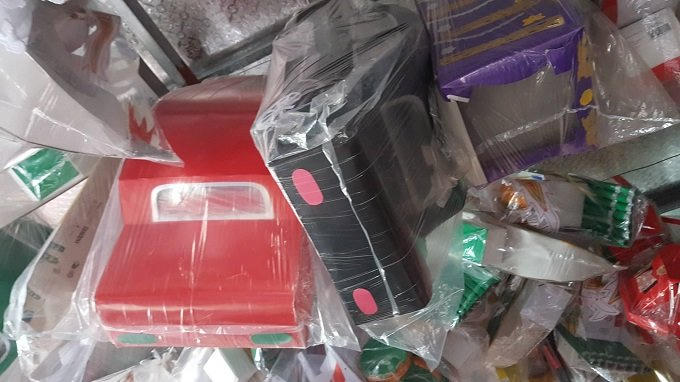 Những chiếc xế "sang" treo lủng lảng trên trần nhà.