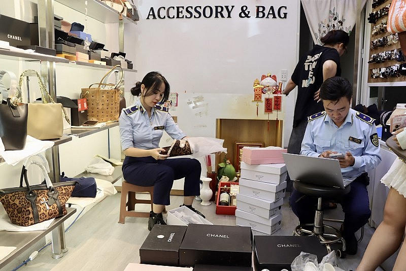 Đoàn kiểm tra giám sát tại CoCo Accessory & Bag (144 Trần Phú).