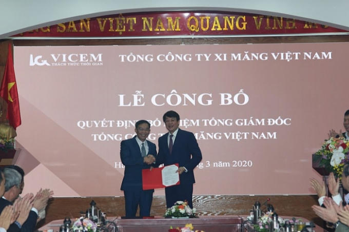 Đ/c Bùi Hồng Minh - Bí thư Đảng ủy, Chủ tịch HĐTV VICEM (phải) trao Quyết định của HĐTV bổ nhiệm Tổng giám đốc VICEM cho đ/c Lê Nam Khánh (trái). Ảnh Vicem
