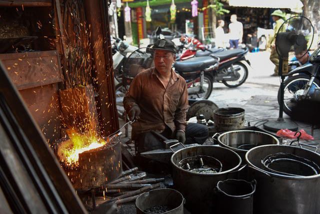 Hà Nội đang trong đợt nắng nóng đỉnh điểm khiến người dân tìm đủ mọi cách để tránh nóng. Thế nhưng, đối với người thợ rèn ở phố cổ Hà Nội, công việc bên lò nung vẫn tiếp diễn.