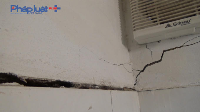 Vết nứt kèo dài hàng mét.