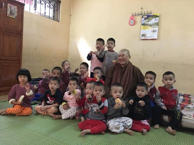 Hạnh phúc của ni sư Thích Đàm Lan bên những "thiên thần nhỏ".