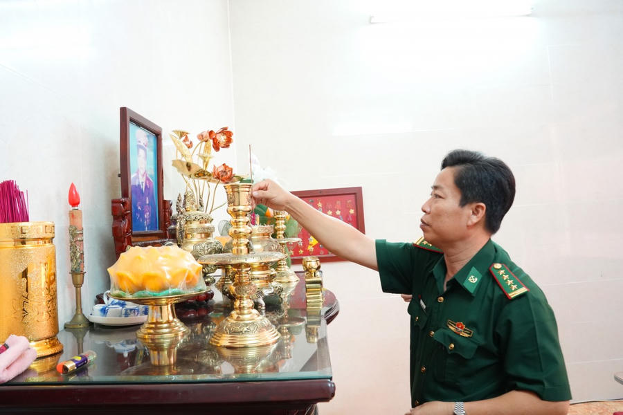 Đại tá Phạm Minh Giang - Chính ủy BĐBP tỉnh Cà Mau, thắp hương tri ân Anh hùng lực lượng Vũ trang Nhân dân Bùi Hữu My (nguyên Chỉ huy trưởng BĐBP tỉnh Cà Mau).