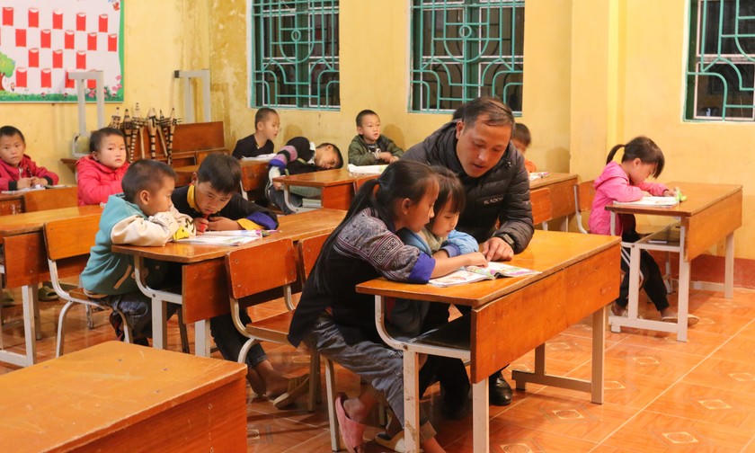 Thầy Sùng A Trừ là một trong 68 giáo viên được tuyên dương trong chương trình “Chia sẻ cùng thầy cô” năm 2022.