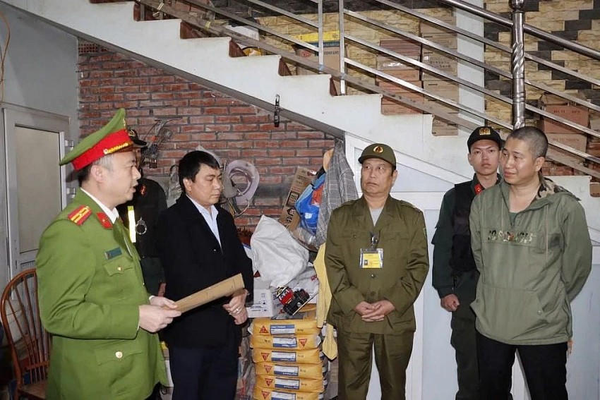 Bị can Trần Minh Bảo (ngoài cùng bên phải) nghe thông báo về quyết định khởi tố bị can.