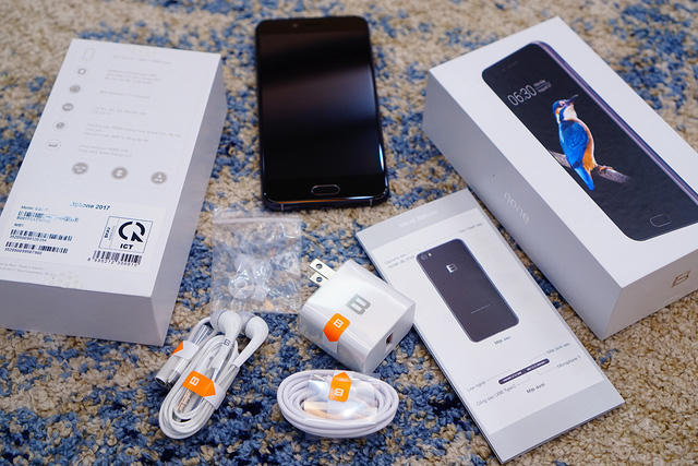 Trong hộp m&aacute;y, Bphone 2017 trang bị sạc nhanh, c&aacute;p USB Type C, tai nghe, s&aacute;ch hướng dẫn v&agrave; một cổng chuyển USB Type-C sang chuẩn 3.5 mm.