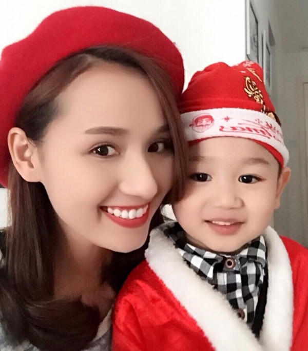 Diễn viên Lã Thanh Huyền chia sẻ trên fb dòng trạng thái dễ thương về cậu con trai trong bộ đồ ông già Noel: "Ông Noel Chum Chum không chui ra từ ống khói mà chui ra từ tủ. Món quà mang theo là những nụ cười !!! Một mùa giáng sinh an lành đang đến khắp muôn nơi ... Merry Christmas mọi người!"