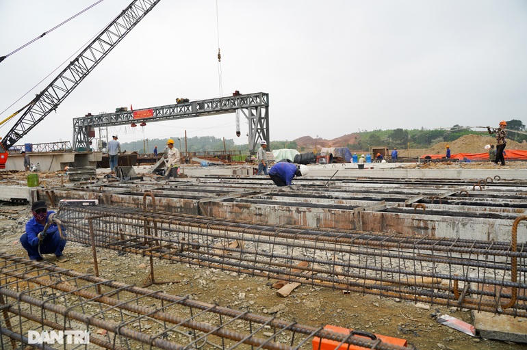 Giá thép tiếp tục tăng, nhà thầu xây dựng lại