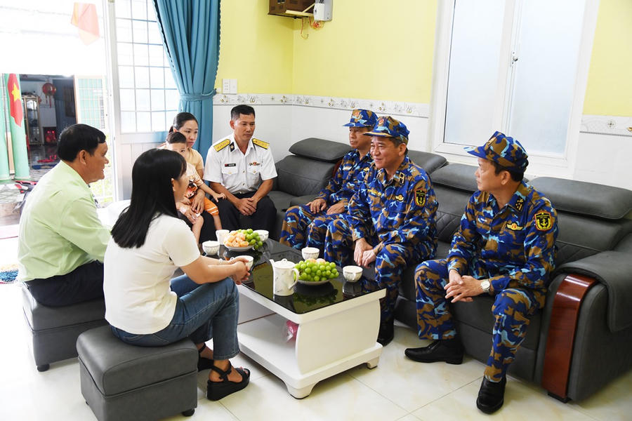 Chuẩn Đô đốc Nguyễn Đình Hùng - Phó Tư lệnh Hải quân thăm, động viên gia đình quân nhân được hỗ trợ “Nhà đồng đội” trong chuyến công tác tại phía Nam