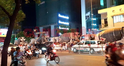 Những chiếc xe bồn bê tông nhãn hiệu "PICO PanU" vẫn ngang nhiên dừng đỗ ngay trước mặt công trình dự án, điều này không những gây cản trở giao thông mà còn nguy hiểm cho người đi đường. Ảnh: Chính Kỳ.