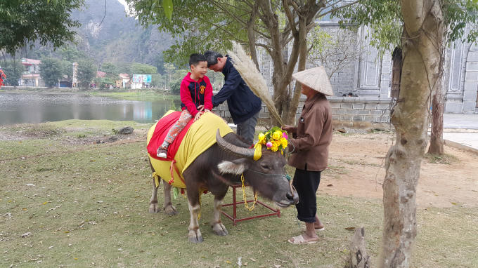 và các em nhỏ.