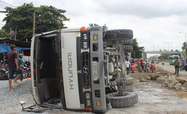 Hiện trường chiếc xe bị lật.