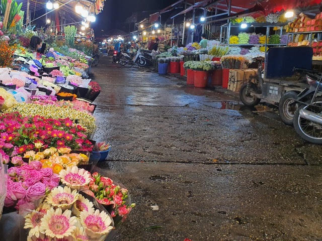 Con đường vắng vẻ dù đã về đêm.