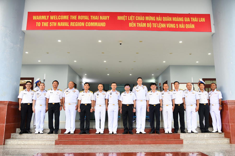 Các đại biểu chụp ảnh lưu niệm