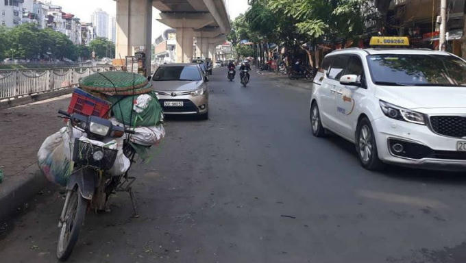 Dừng xe lộn xộn trên phố Cầu Mới, quận Đống Đa.
