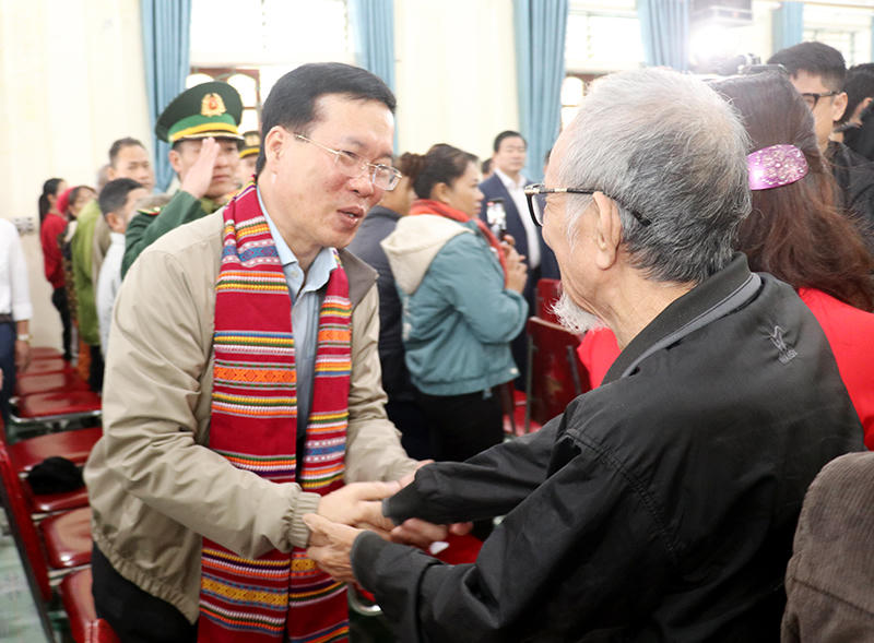 Ân cần thăm hỏi người dân trên địa bàn huyện Thanh Chương.