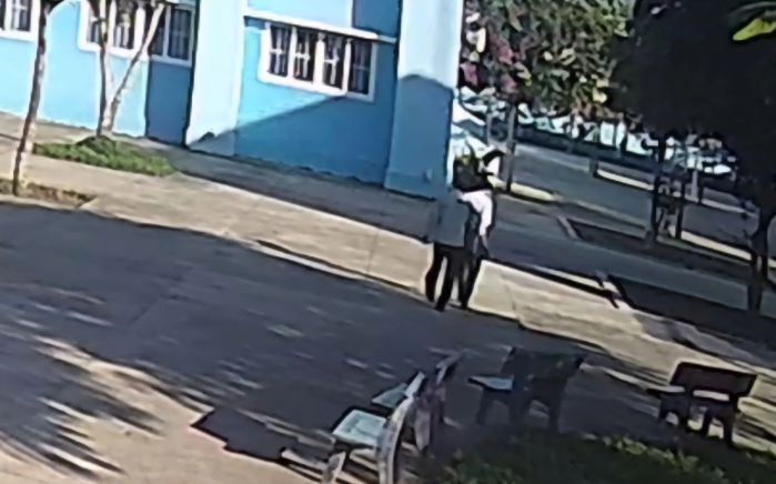 Hình ảnh cắt từ clip ghi lại cảnh thầy giáo hành hung đồng nghiệp ngay trong sân trường