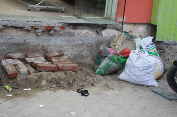 Gạch và những bao cát được sử dụng làm bậc đi lên nhà.