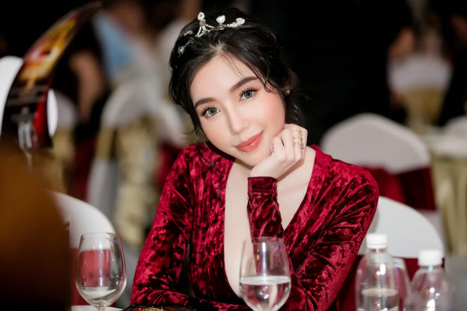 Diện trang phục k&iacute;n đ&aacute;o, Elly Trần vẫn khoe kh&eacute;o số đo gợi cảm