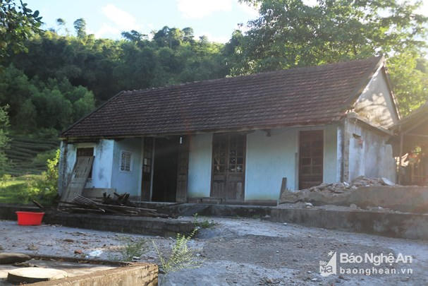 Căn nhà cấp 4 cũ kỹ của vợ chồng anh Tài, chị Thao hiện không còn vật dụng gì đáng giá. Ảnh: Diệp Phương.