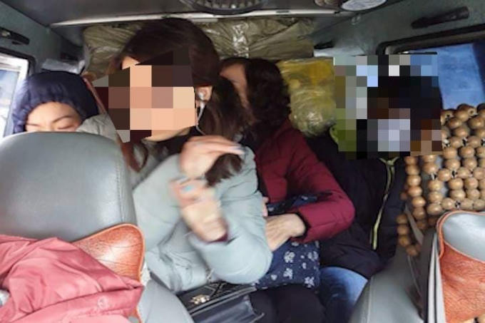 Phía sau xe hàng hóa đã chất cao đến nóc nhưng tài xế vẫn tiếp tục bắt thêm khách.