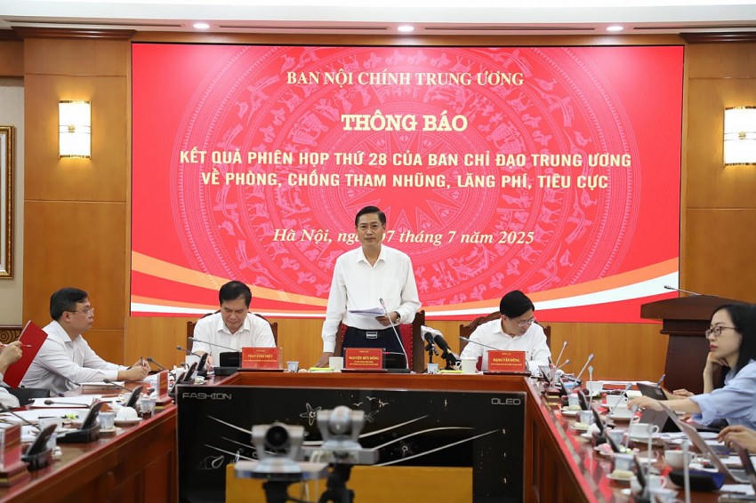 Ông Nguyễn Hữu Đông, Phó Trưởng ban Nội chính Trung ương, phát biểu tại cuộc họp.