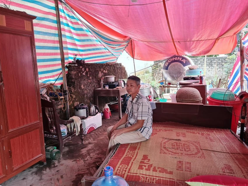 Ông Quản Văn Tưởng (55 tuổi), trú tại thôn An Thái, xã Yên Lư bị chính quyền phá dỡ nhà cửa, hiện gia đình ông Tưởng đi ở nhờ trong căn nhà bạt dựng tạm trong một khu vườn của người cháu.